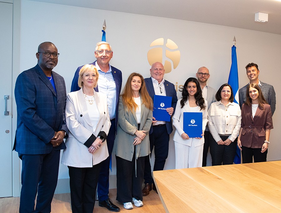 Shaikha Al Nuwais, secretaria general de ONU Turismo, junto a Stephen Cotton, secretario general de la ITF, al centro, junto a funcionarios de ambas instituciones durante la presentación del Informe mundial sobre las mujeres en el transporte turístico.