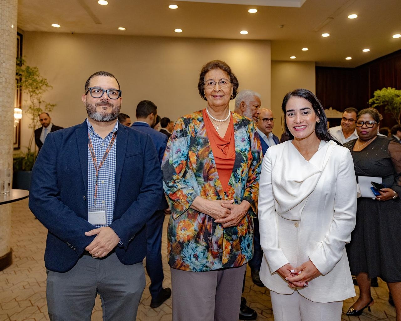 En la imagen figuran se identifican a la presidenta de la República de Surinam, Jennifer Geerlings-Simons, junto a Cesarina Beauchamp, directora comercial de Sky High Dominicana
