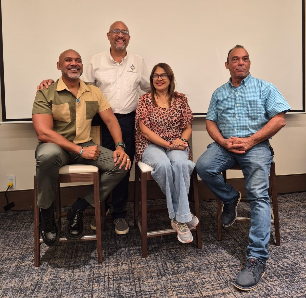 Los periodistas Salvador Batista, Yamira Taveras y José Ramón Torres con la moderación de Tony Arias Gil expusieron sobre la transformación de la prensa turística.