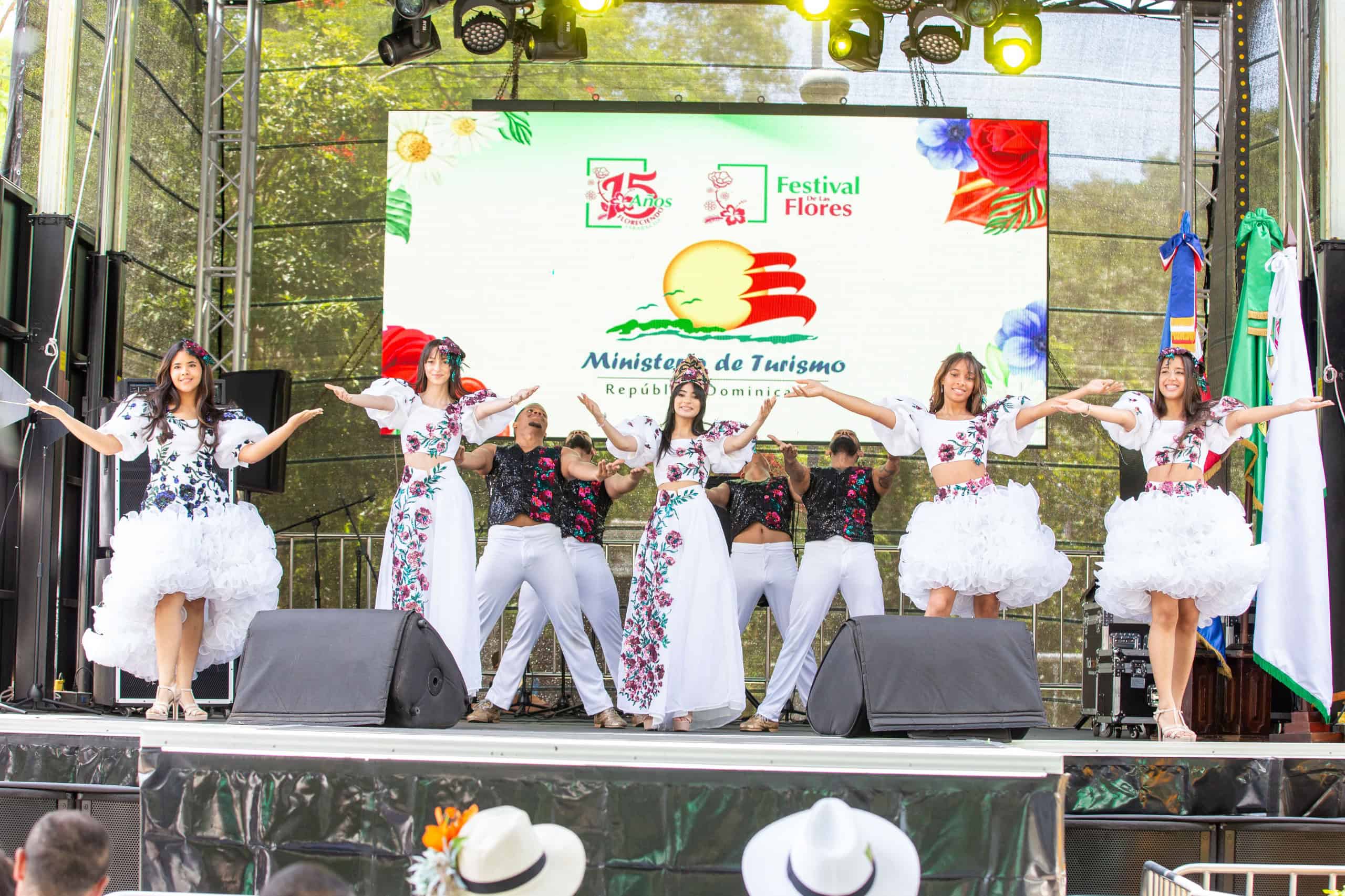 En el evento se presentaron Amberlin Morales, reina del festival, Saly Núñez, Cristal Jiménez y Jeymi Dominguez, embajadoras de la cultura, Medio Ambiente y Equidad. (FUENTE EXTERNA)