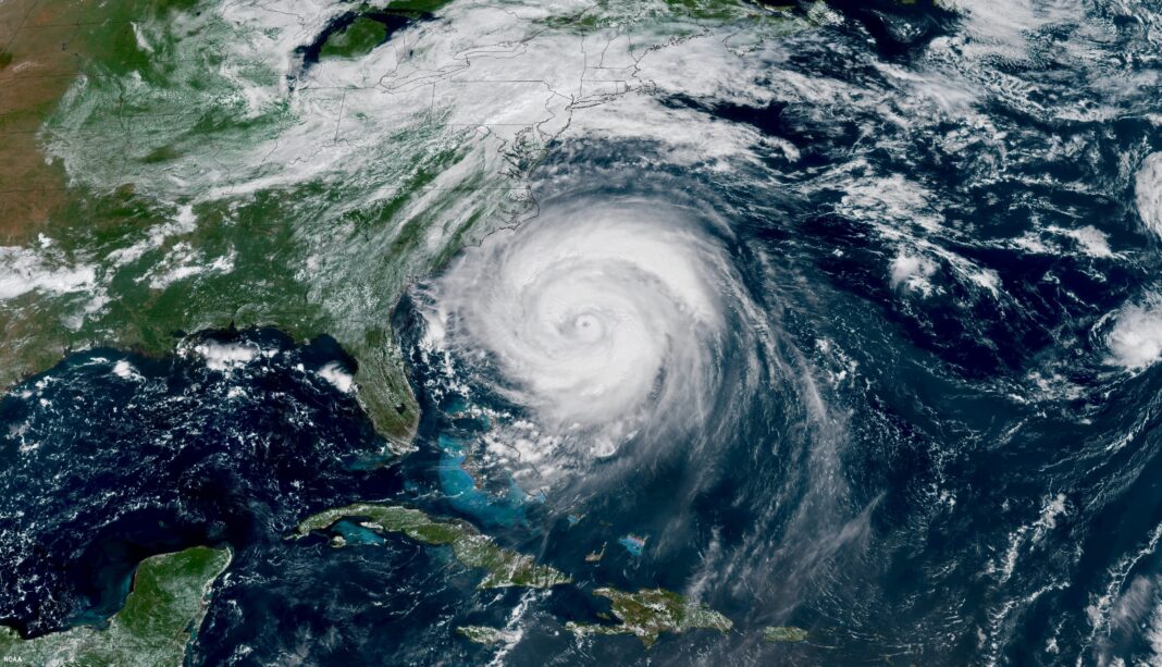 Imagen satelital de la NOAA del enorme huracán Erin desplazándose frente a la costa este de Estados Unidos, tomada el 20 de agosto de 2025. (Crédito de la imagen: Satélites de la NOAA)