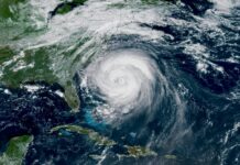 Temporada ciclónica 2026 arranca con pronóstico más tranquilo, pero en el Caribe y República Dominicana, la industria del turismo se pone en modo “vigilancia” Imagen satelital de la NOAA del enorme huracán Erin desplazándose frente a la costa este de Estados Unidos, tomada el 20 de agosto de 2025. (Crédito de la imagen: Satélites de la NOAA)