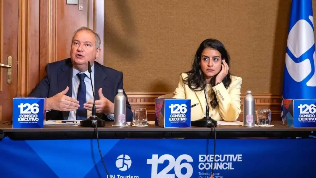 El ministro de Industria y Turismo, Jordi Hereu, junto a la secretaria general de ONU Turismo, Shaikha Nasser Al Nowais, en el marco de la celebración del CXXVI Consejo Ejecutivo de ONU Turismo, que se celebra estos días en Toledo - EP/Juanma Jiménez