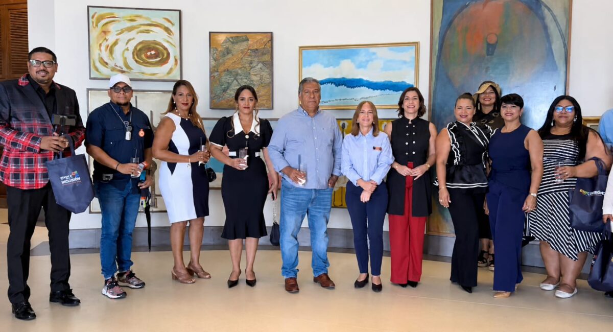 Directos y representantes de la membresía de Adompretur junto a Diana Vallejo e Hilda Castillo, ejecutivas del hotel Santiago, Curio Collection by Hilton. 