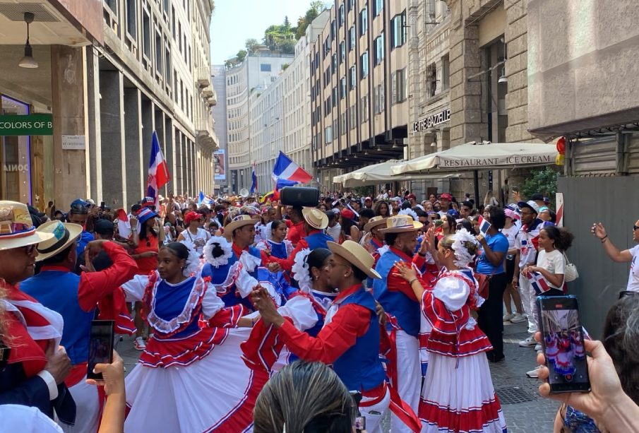 Cientos de criollos levantan los colores patrios y el orgullo de la dominicanidad en la 5ta “Parada Dominicana en Italia 2026”,