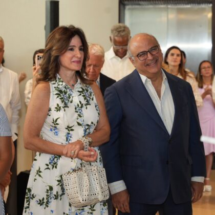 P&uacute;blico asistente a la apertura de la colectiva en el Centro Cultural Rainieri
