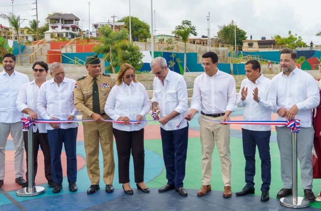 Abinader y Collado durante el corte de cinta que dejó inaugurado el bulevar de la Salud en Haina este lunes.