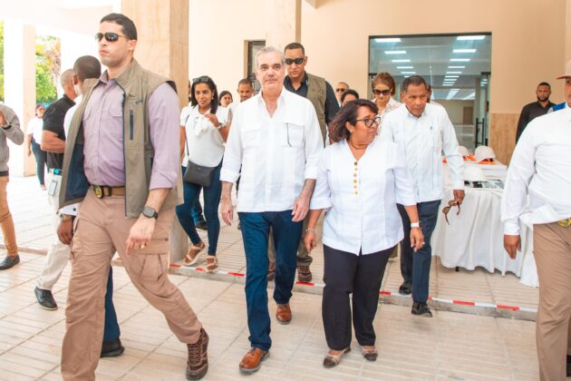 Abinader y la directora de Infotep recorren las instalaciones del Hotel Escuela Guarocuya en Barahona. 2