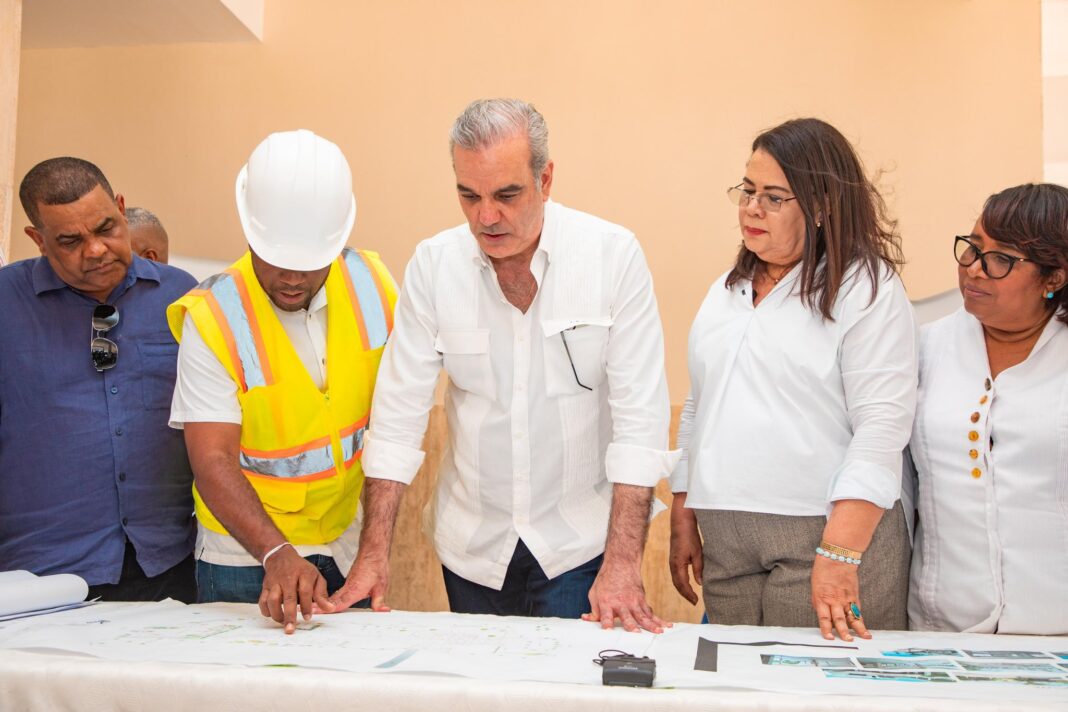 Abinader y la directora de Infotep supervisan avances de los trabajos del Hotel Escuela Guarocuya en Barahona. 5