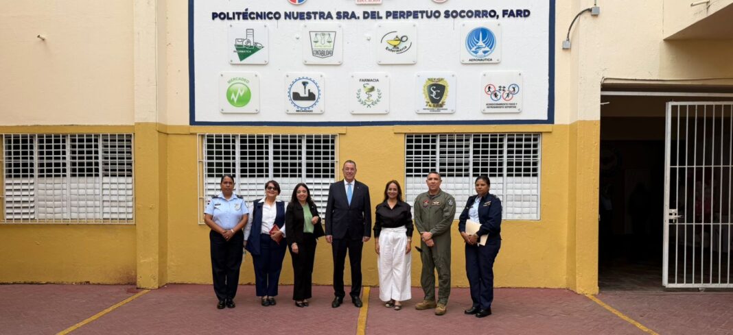 La vicepresidenta ejecutiva de Asonahores, Aguie Lendor, acompañada de Ina Percival y Juan Manuel Martín de Oliva, junto al coronel Osvaldo Antonio Pérez Feliz, director del Colegio Nuestra Señora del Perpetuo Socorro, F.A.R.D. y otras autoridades del centro.