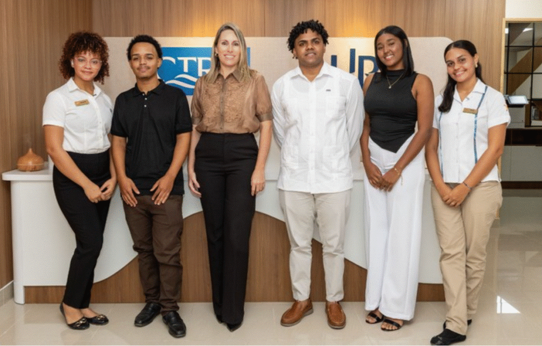 En la imagen, Ana García-Sotoca, directora ejecutiva de la AHRB, al centro, junto a jóvenes estudiantes becados del programa “Buscando a los futuros líderes del turismo de La Romana”.