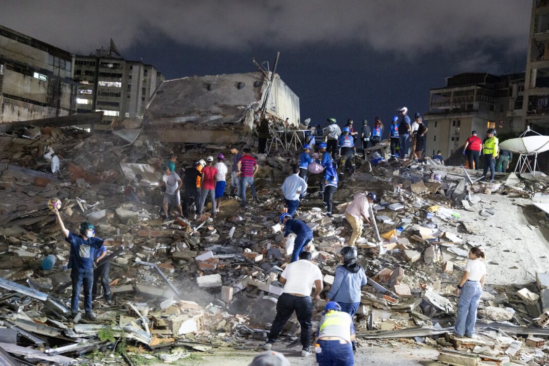 El Gobierno venezolano decretó el estado de emergencia nacional para agilizar la movilización de recursos destinados a las operaciones de rescate, atención médica y asistencia humanitaria.