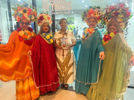 Comparsa carnavalesa santiaguer recibiendo Gu&iacute;a Destino Santiago