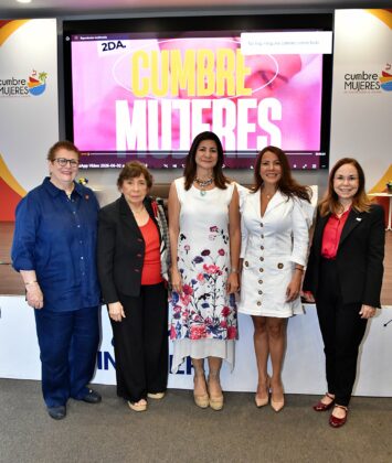 Elizabeth Tovar, Miriam de Gautreraux, Luisa Feliz, Lissette Olivares y Fabeth Martinez.