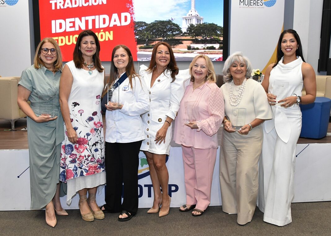 ReconocimientosLuisa Feliz junto a las damas de Santiago que fueron reconocidas.