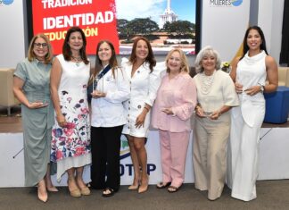 Grupo Buen Vivir celebra la 2da Cumbre de Mujeres en Gastronomía destacando el liderazgo y la innovación femenina ReconocimientosLuisa Feliz junto a las damas de Santiago que fueron reconocidas.