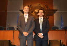 La IATA y la OACI profundizan su cooperación para impulsar los combustibles de aviación sostenibles De izquierda a derecha el Sr. Michael Schneider, Subdirector de Medio Ambiente de la Aviación de la IATA, y el Dr. Alejandro Block, Oficial de Medio Ambiente de la OACI.