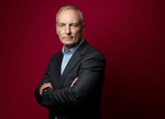 La IA facilitará los viajes personalizados vaticina el director ejecutivo de Booking, Glen Fogel El director ejecutivo de Booking, Glenn Fogel, posa para la AFP en París, luego de la entrevista sobre la IA y los viajes del futuro. Foto de Joel Saget para AFP