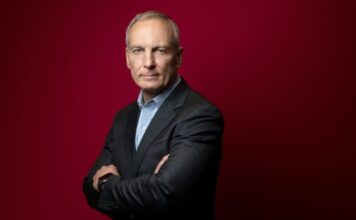 La IA facilitará los viajes personalizados vaticina el director ejecutivo de Booking, Glen Fogel El director ejecutivo de Booking, Glenn Fogel, posa para la AFP en París, luego de la entrevista sobre la IA y los viajes del futuro. Foto de Joel Saget para AFP