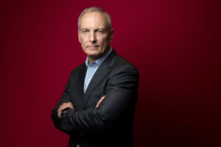 El director ejecutivo de Booking, Glenn Fogel, posa para la AFP en París, luego de la entrevista sobre la IA y los viajes del futuro. Foto de Joel Saget para AFP