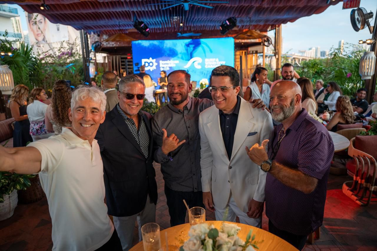 El ministro de Turismo, David Collado, comparte con el público durante la presentación de la campaña de promoción de Cabarete “Dive Into Happiness”.