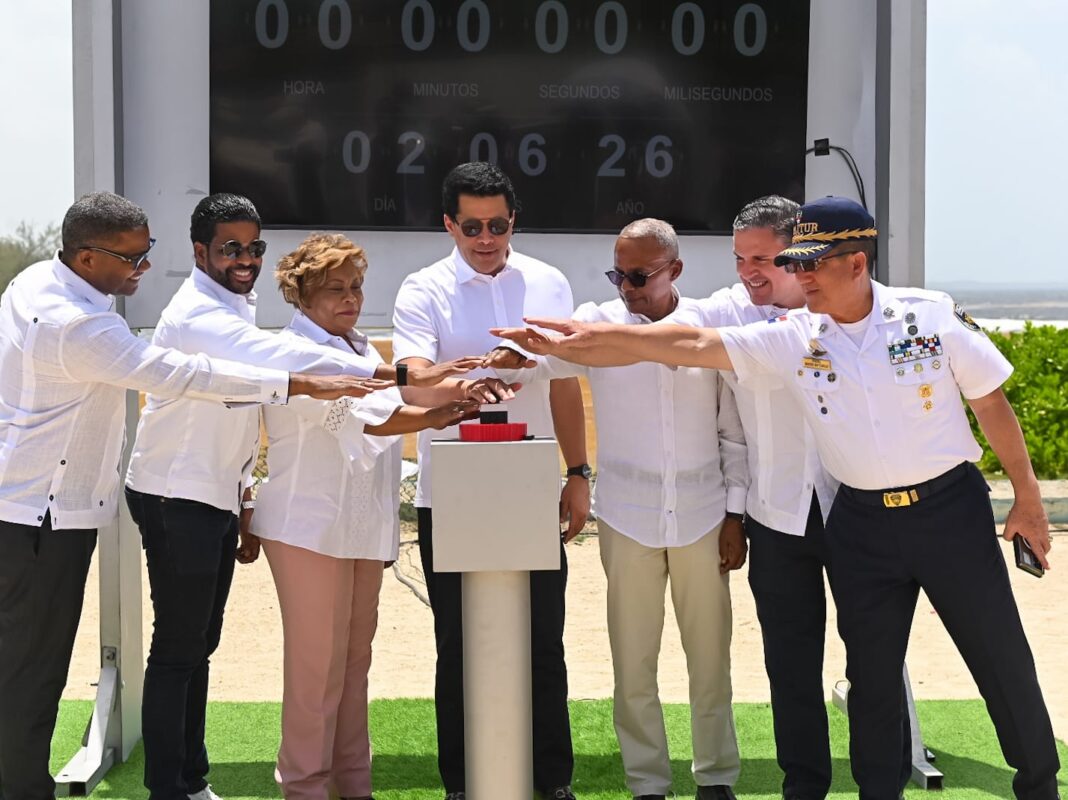 El ministro de Turismo, David Collado, encabezó el inicio de la construcción del malecón del municipio turístico de Boca Chica.