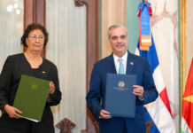 Gobiernos de la República Dominicana y de Surinam firman acuerdos de cooperación y alianzas estratégicas en el sector turístico, agricultura e inversión privada El presidente Luis Abinader y su homóloga de la República de Surinam, Jennifer Geerlings-Simons, tras la firma del acuerdo de cooperacion entre los países que lideran.
