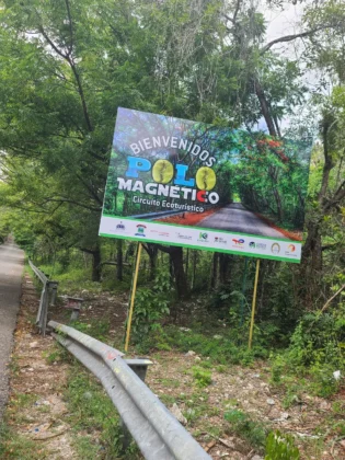 Entrada al poblado de Polo y vista del &aacute;rea del polo magn&eacute;tico 2