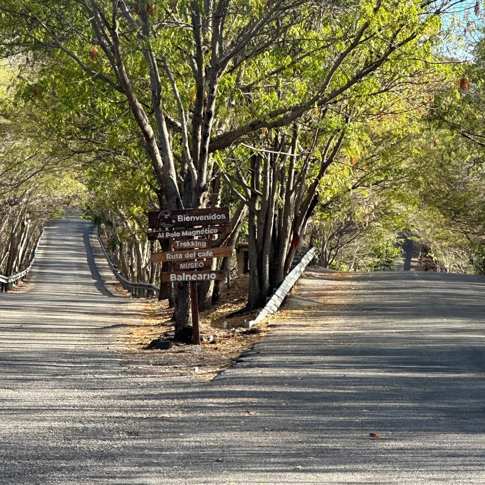 Entrada al poblado de Polo y vista del área del polo magnético