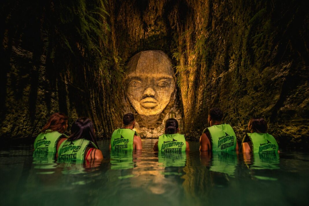 Sacred River at Night: Magic Mystic Memories no termina al salir del agua. La noche continúa con una propuesta diseñada para prolongar la emoción con la mejor música y la mejor propuesta gastronómica de Punta Cana.