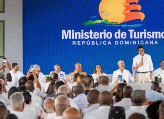 David Collado: República Dominicana vive el mejor inicio turístico de su historia pese al conflicto en Oriente Medio El ministro de Turismo respondió ayer a los análisis internacionales sobre el impacto de la guerra en el sector, un día después de que el portal Vive Dominicana publicara un amplio artículo sobre cómo la crisis bélica frena a la industria de viajes más dinámica del planeta. Habló durante la entrega oficial del Bulevar de la Salud de Haina.