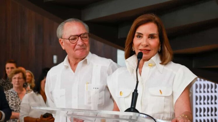 Hayd&eacute;e Kuret de Rainieri y Frank Rainieri en la inauguraci&oacute;n de la Sala Temporal del Centro Cultural Rainieri, en Punta Cana.