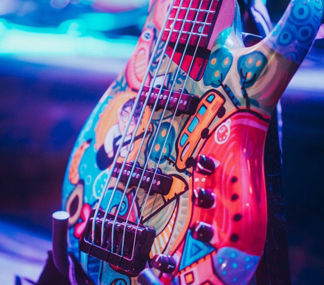El evento reunió a residentes, propietarios, y visitantes, quienes disfrutaron de una propuesta musical única que combinó el jazz contemporáneo con los ritmos tradicionales dominicanos