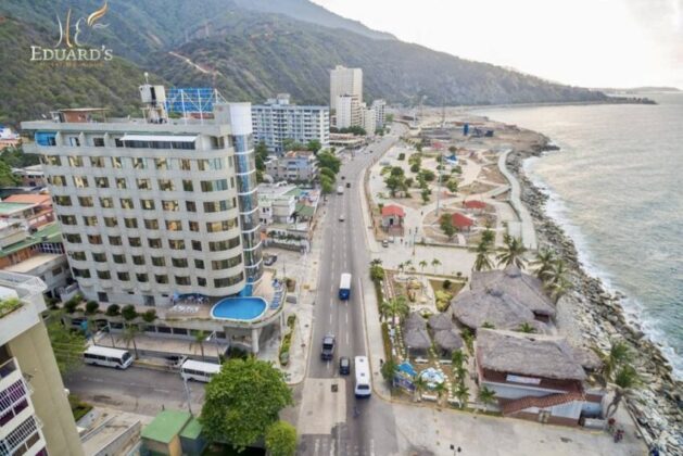 Imagen de las costas caribe&ntilde;as de El Macuto en Venezuela con el hotel Eduard's, en primer plano. Este hotel colaps&oacute; por completo en el terremoto de ayer en Venzuela.