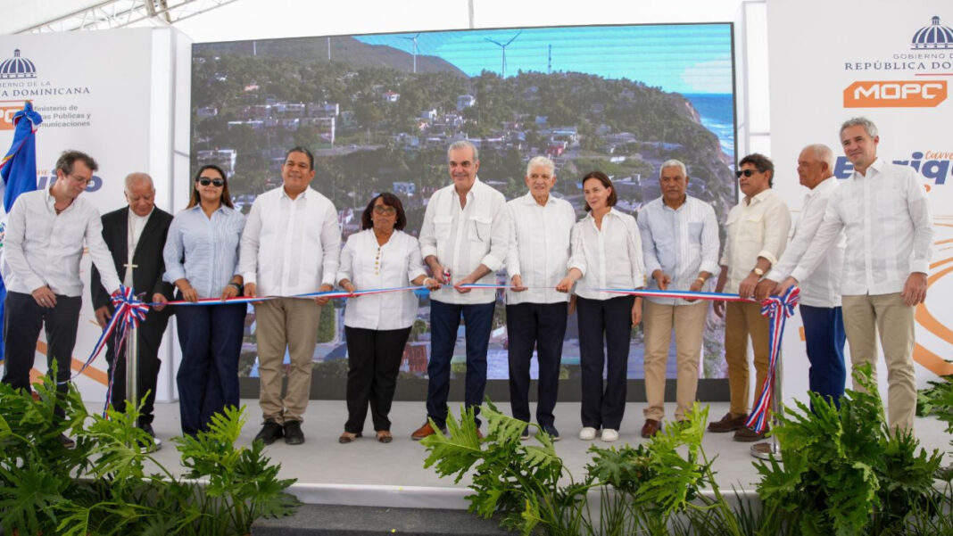 La infraestructura impactará directamente a comunidades de Barahona, Enriquillo, Paraíso, Polo, Arroyo Dulce, El Higüero, Pedernales y zonas productivas de Bahoruco, consolidando al sur como un eje estratégico económico, turístico y productivo del país y contribuyendo a reducir desigualdades regionales.