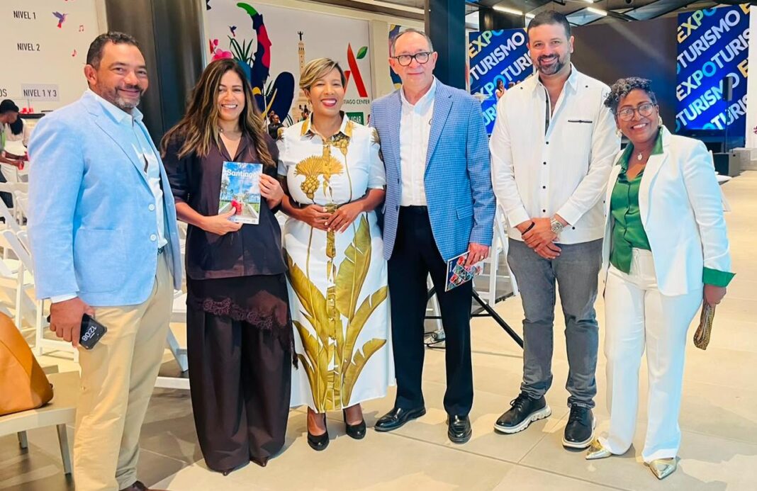 La guía turística de Santiago disponible en formatos impresos y digital, así como en español e inglés, fue dada a conocer ante representantes del sector turístico, autoridades, empresarios, medios de comunicación y visitantes