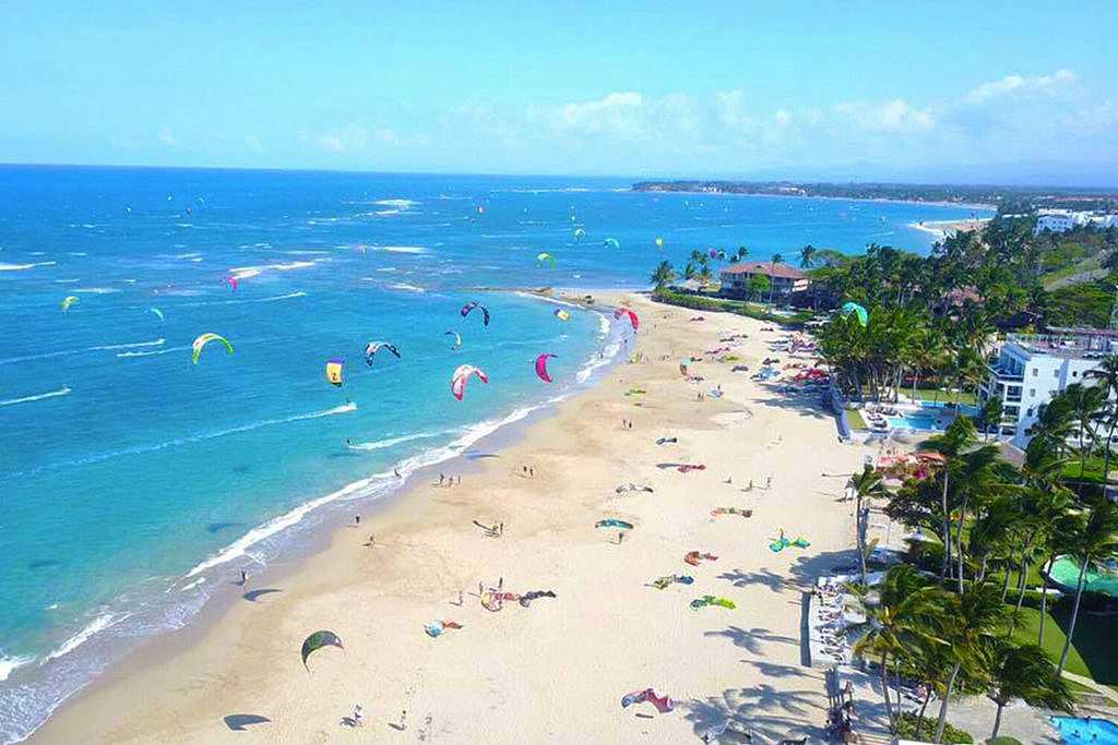 La fiesta de las velas y las tablas en un día de verano en Cabarete, Puerto Plata.