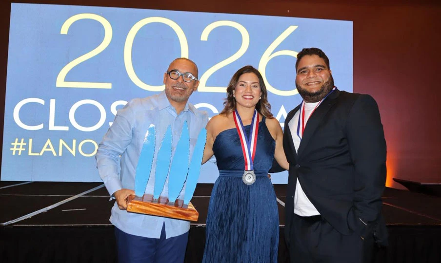 En la imagen recibiendo los reconocimientos figuran Manuel Sajour, Stephanie Rodríguez y Rolando Devers en una iniciativa de Cannes Lions Dominicana que busca reconocer la excelencia y creatividad en la industria de la comunicación, publicidad y marketing en el país.