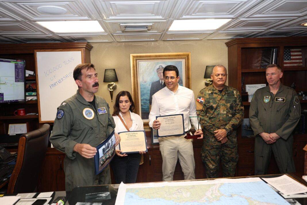 Durante la visita al USS Nimitz, Leah Campos y David Collado conocieron de cerca las capacidades, operaciones y funcionamiento de una de las unidades navales más importantes de la flota estadounidense.