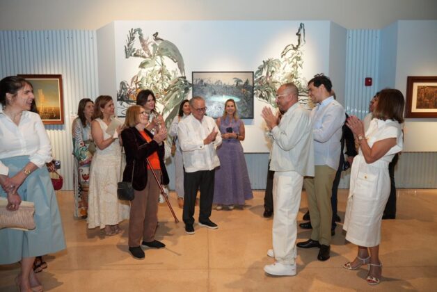 En la apertura de la muestra Orlando Isaac gu&iacute;a la inauguraci&oacute;n de la exposici&oacute;n El Mar como Territorio. Destacan en la foto Frank Rainieri, Hayd&eacute;e Kuret, H&eacute;ctor Jos&eacute; Rizik, entre otros participantes del acto en la sede del Centro Cultural Rainieri en Punta Cana.