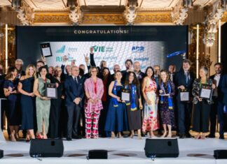 ACI Europa reconoce a los mejores aeropuertos de Europa en 2026: innovación, sostenibilidad y experiencia del pasajero marcan los galardones Los ganadores de los premios anuales ACI EUROPE 2026 al Mejor Aeropuerto fueron anunciados durante la cena de gala del 36º Congreso Anual y Asamblea General de ACI EUROPE, que tuvo lugar en Praga, República Checa, bajo la organización del Aeropuerto de Praga.