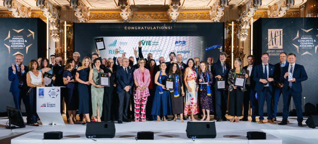 Los ganadores de los premios anuales ACI EUROPE 2026 al Mejor Aeropuerto fueron anunciados durante la cena de gala del 36º Congreso Anual y Asamblea General de ACI EUROPE, que tuvo lugar en Praga, República Checa, bajo la organización del Aeropuerto de Praga.