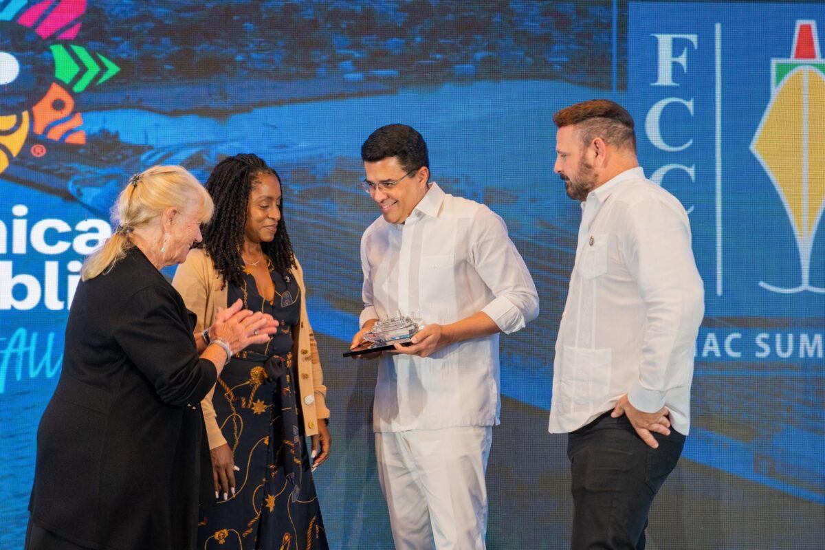 El ministro Collado agradeció el reconocimiento de la FCCA y reafirmó el compromiso del Gobierno dominicano de seguir trabajando de la mano con las líneas de cruceros, los operadores portuarios, el sector privado y las comunidades para continuar elevando la calidad del turismo dominicano.