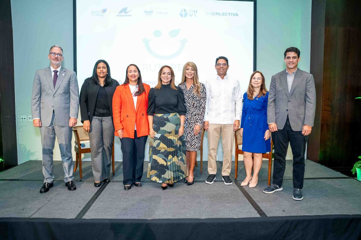 Representantes del Sistema Coca-Cola, ASONAHORES, la Asociación de Hoteles de Santo Domingo, NUVI y Recolectiva presentan los avances del proyecto de recolección Ruta PET.jpg