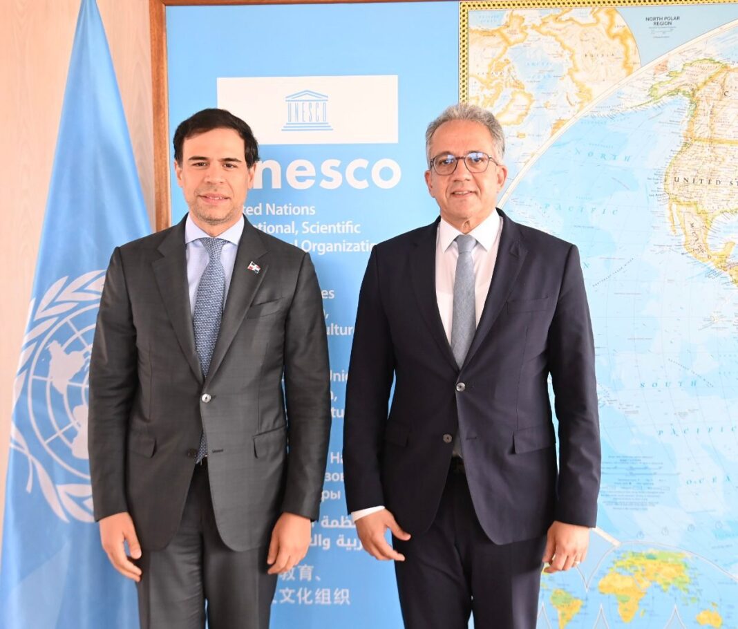 Roberto Ángel Salcedo junto al profesor Khaled El-Enany, director general de la Organización de las Naciones Unidas para la Educación, la Ciencia y la Cultura (UNESCO),