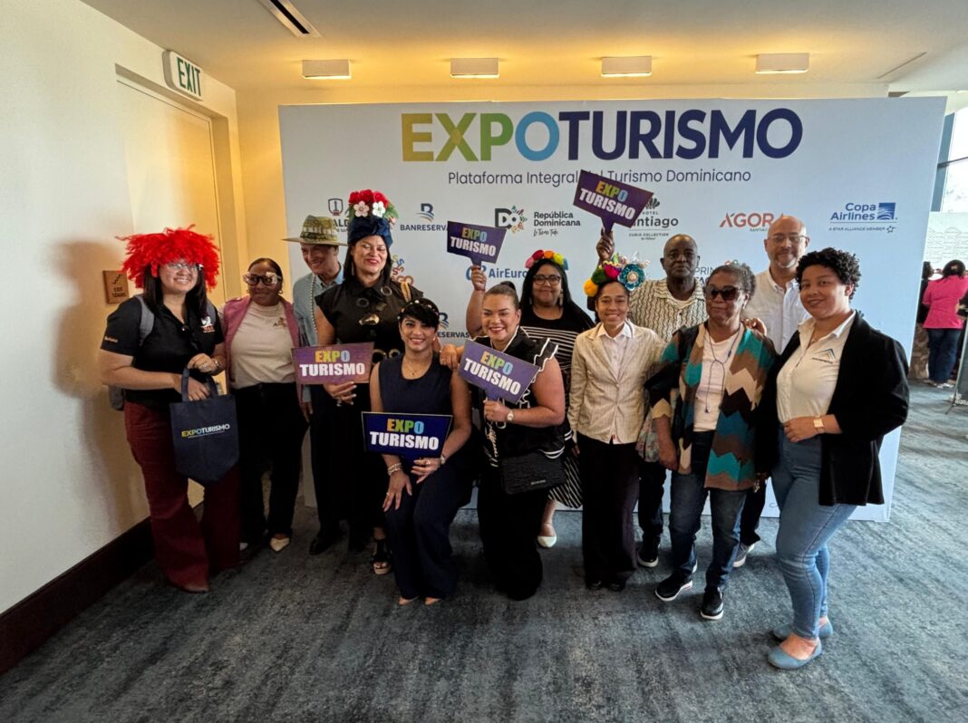 Periodistas integrantes de Adompretur y ejecutivos del hotel Santiago Curio Collection by Hilton durante la realización de Expoturismo 2026.