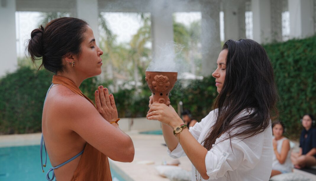 Nacida en Ibiza, SUDA de Paradisus Palma Real es una experiencia internacional que integra movimiento consciente, meditación, respiración, sonido y prácticas corporales en un formato inmersivo de tres días.