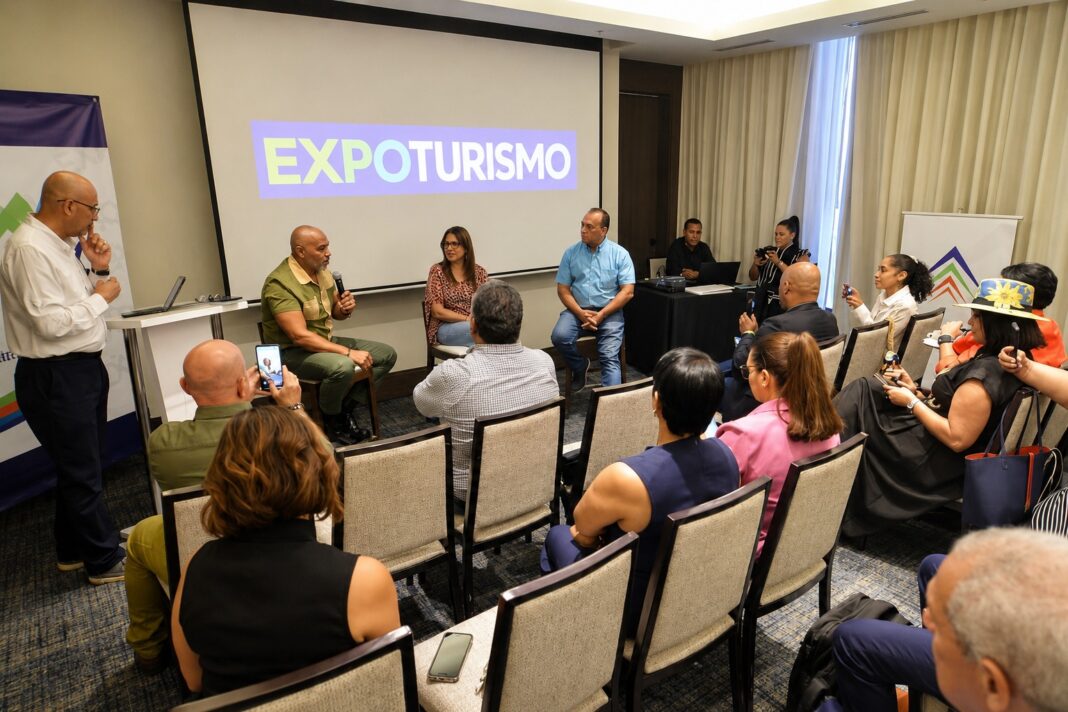 Salvador Batista, Yamira Taveras y José Ramón Torres de Vive Dominicana durante el conversatorio sobre la evolución de la prensa turística en RD con la moderación del periodista Tony Arias Gil en Expoturismo Santiago