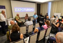 Adompretur analiza el futuro de la información turística con un conversatorio en el marco de ExpoTurismo Salvador Batista, Yamira Taveras y José Ramón Torres de Vive Dominicana durante el conversatorio sobre la evolución de la prensa turística en RD con la moderación del periodista Tony Arias Gil en Expoturismo Santiago