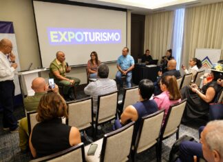 Adompretur analiza el futuro de la información turística con un conversatorio en el marco de ExpoTurismo Salvador Batista, Yamira Taveras y José Ramón Torres de Vive Dominicana durante el conversatorio sobre la evolución de la prensa turística en RD con la moderación del periodista Tony Arias Gil en Expoturismo Santiago